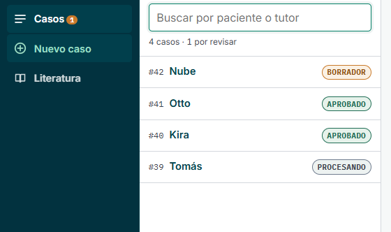 Lista de casos en VETTRA: cuatro pacientes con su estado —
                  borrador, aprobado y procesando— y el contador de los que
                  esperan revisión.